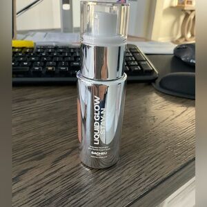 Sacheu long wear Liquid Glow makeup